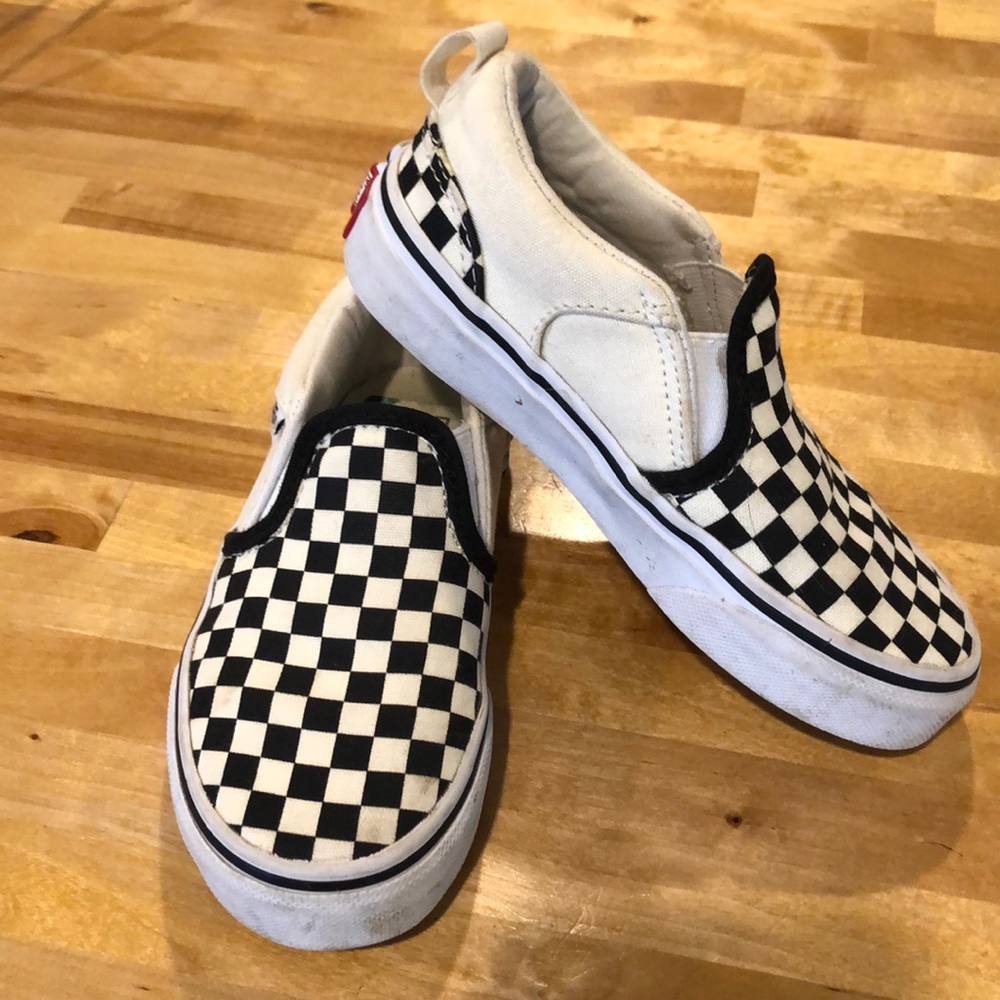 Checkered Vans (black and white)